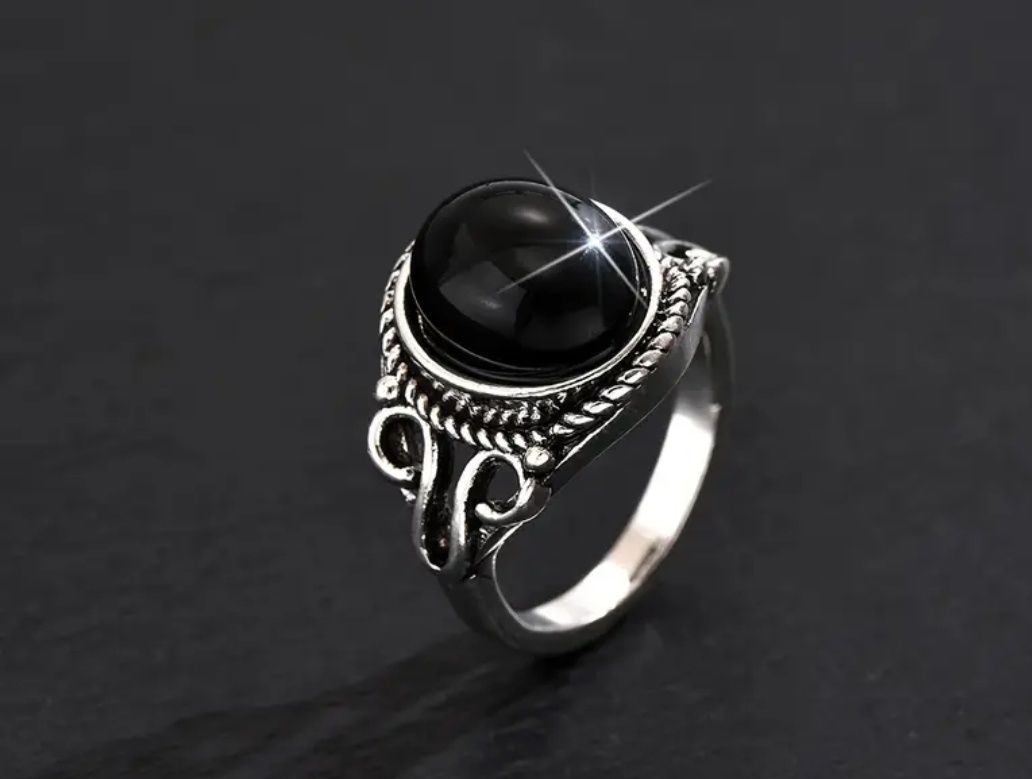 Srebrny pierścionek z dużym czarnym kamieniem rozmiar 8 i 9
