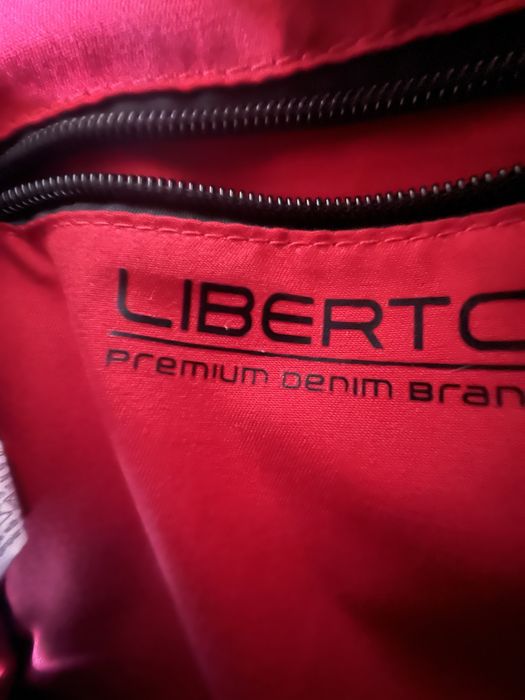 Bolsa tiracolo preta, em pele