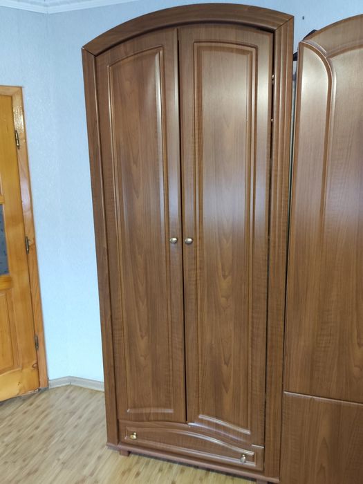 Меблі в спальню б/у шкаф, туалетний столик