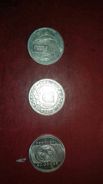 Três moedas comemorativas de 500 escudos