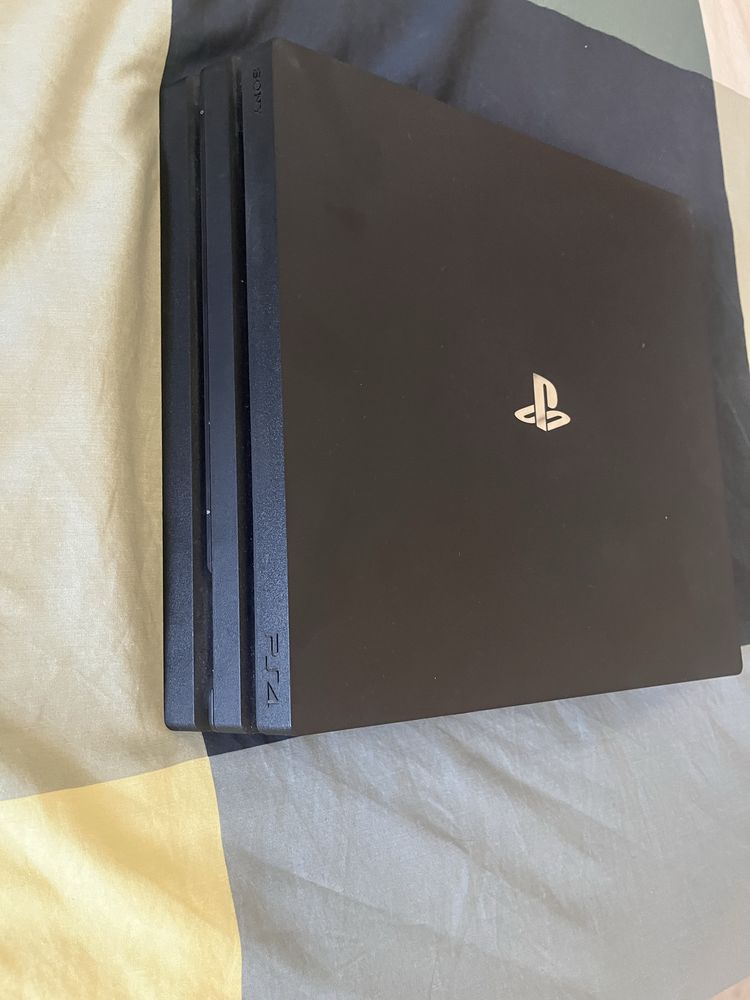 PS4 Pro em ótimas condições + Comando PS4