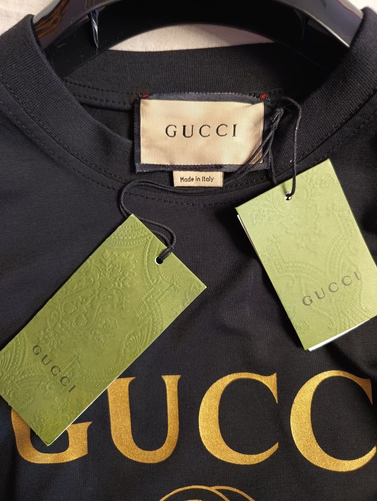 Klasyczna koszulka Gucci. Złoty napis.
