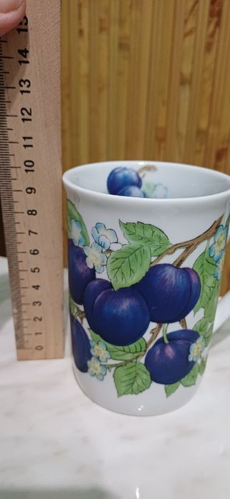 Керамическая кружка с рисунком слив. 
Кружка белого цвета с изображени