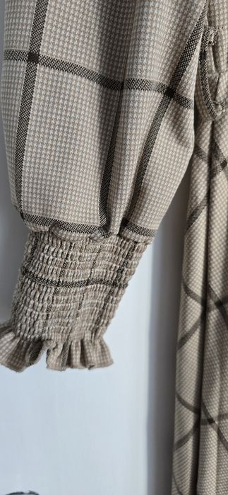 Beżowa sukienka w kratkę