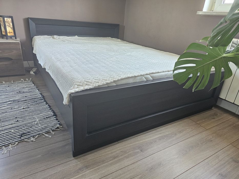 Łóżko z materacem