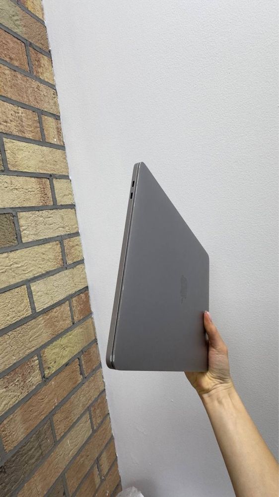 Used apple macbook pro 13 i5 8/256 space