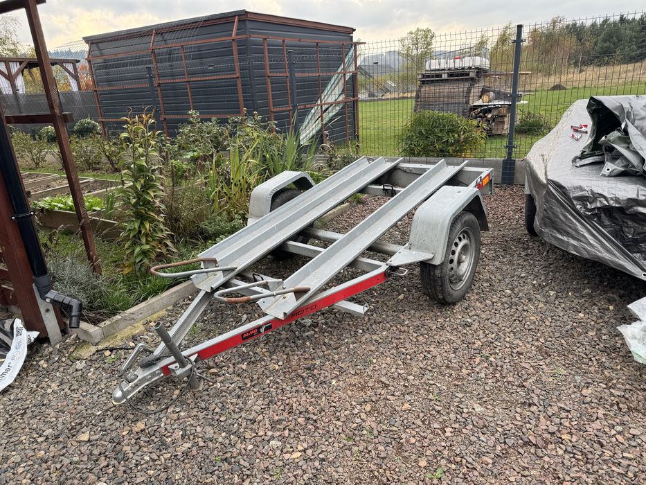 Przyczepka do przewozu 2 motocykli – stabilna, lekka, gotowa na trasę