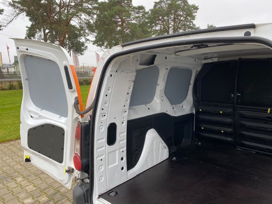 Citroen Berlingo L2H1, zabudowa busa, podłoga