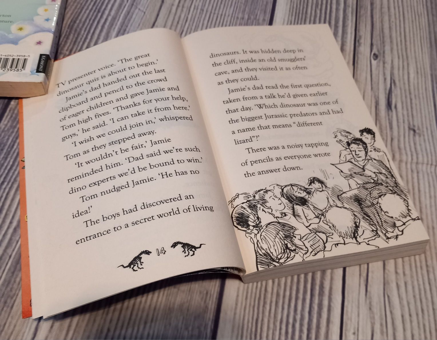 Dinosaur cove. Книга англійською мовою для підлітків. 3 books in 1