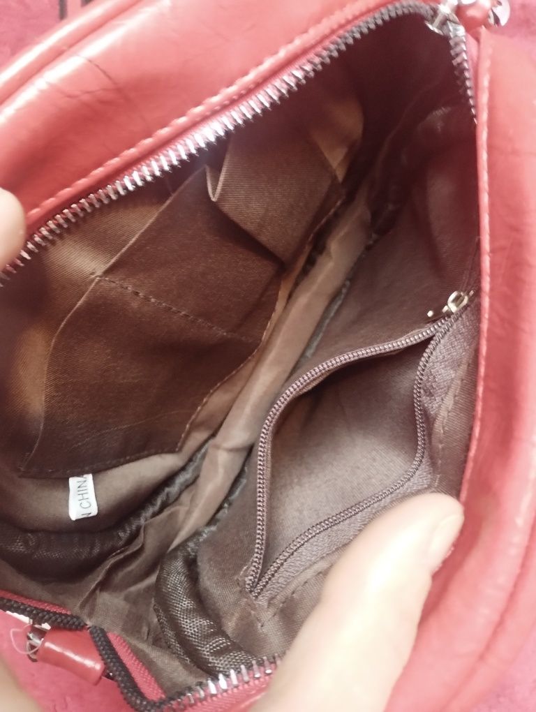 Torebka damska okrągła mała długi pasek ,zawieszka frędzle