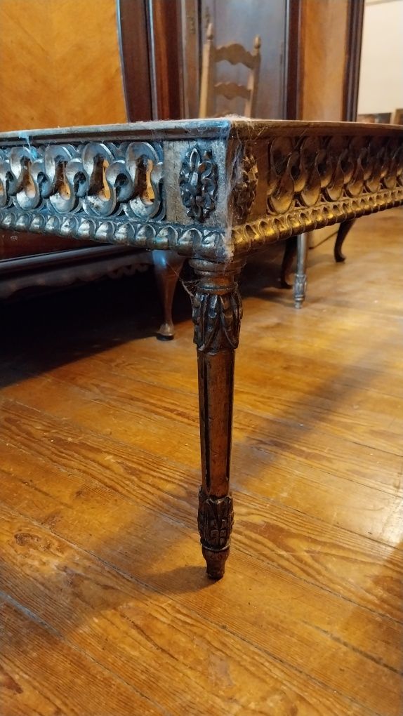Mesa em talha dourada com tampo de mármore