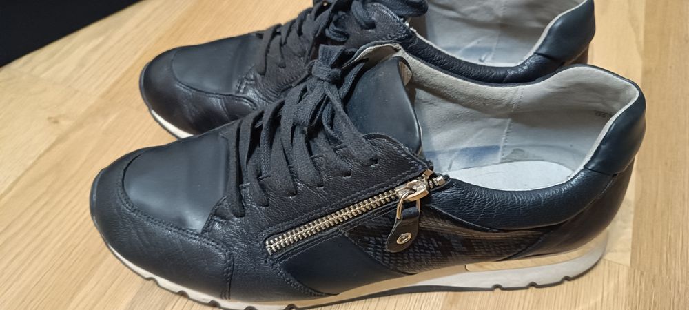 Продам кроссовки Caprice 42 размер,кожа