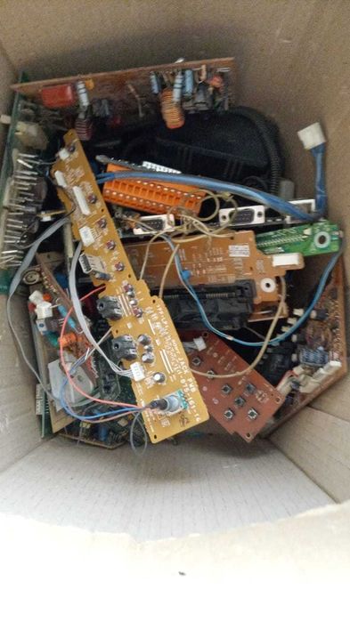 Електронні плати з авто, радіо, ТВ-техніки, ТВ-пульти та інше, ящик 8