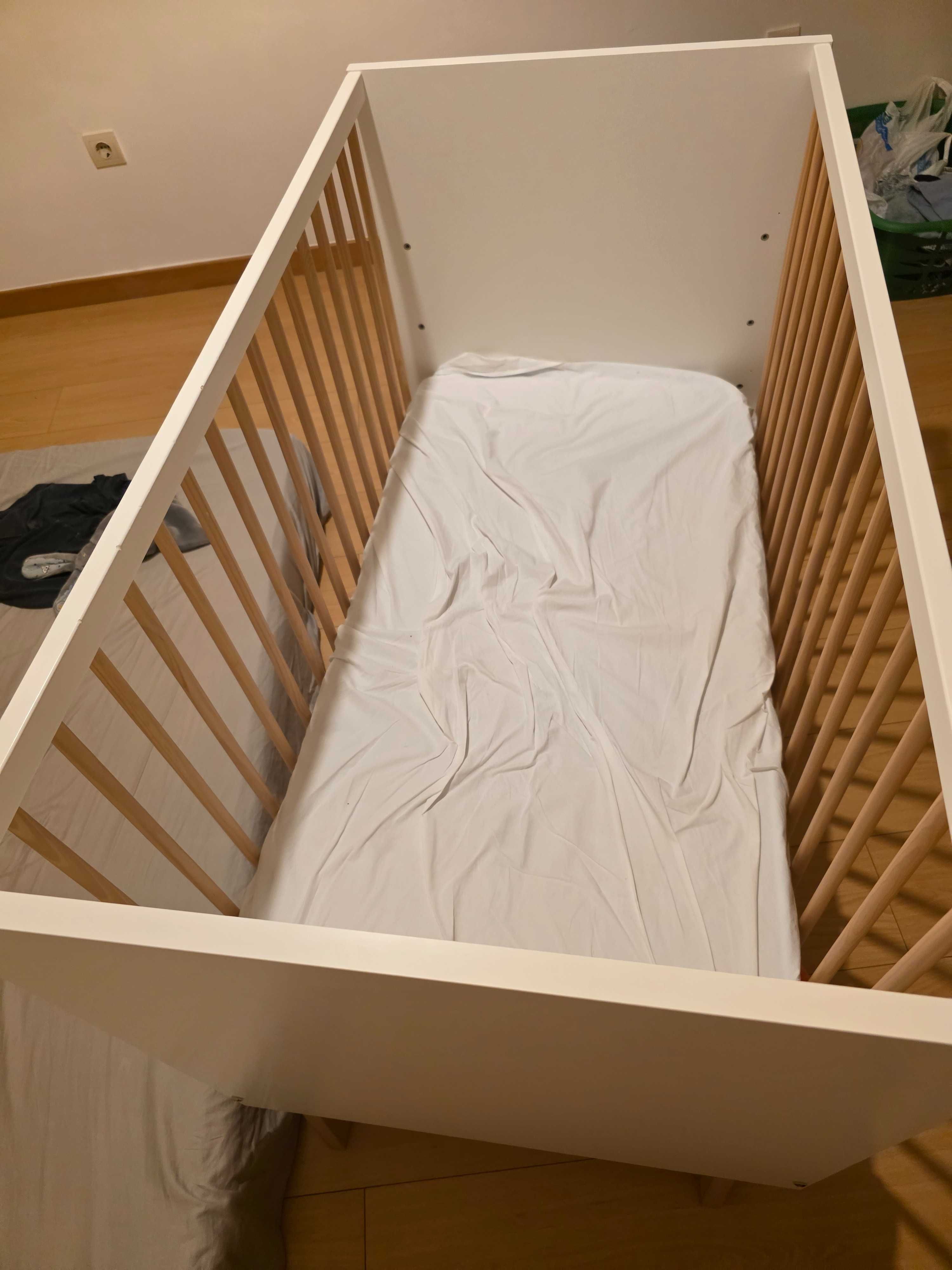 Cama para criança com colchão praticamente novos