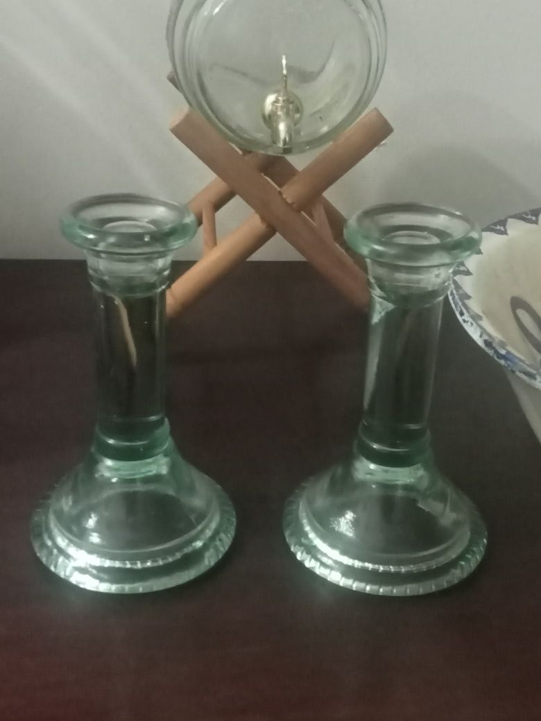 Dois castiçais de vidro esverdeado