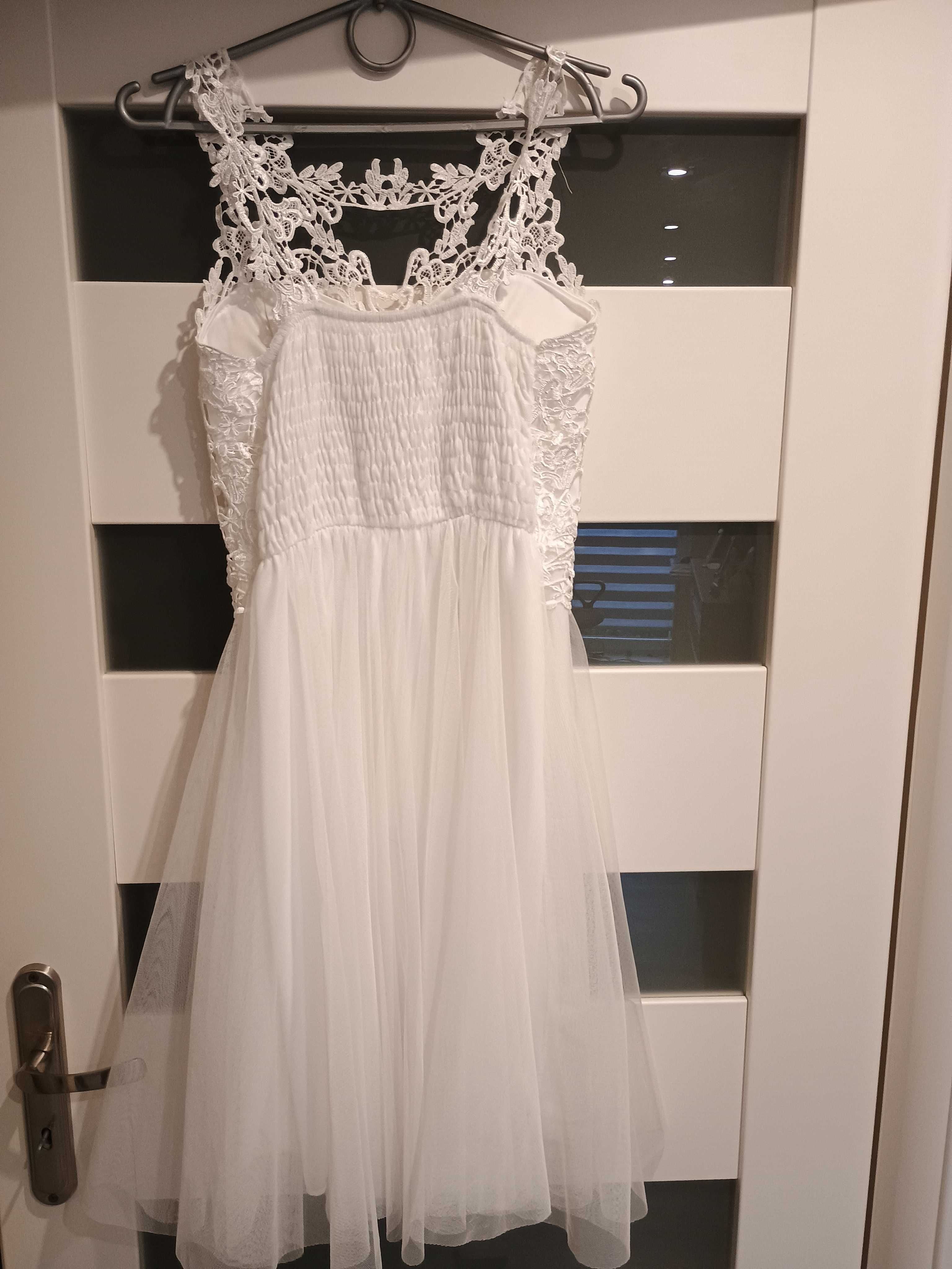 Sukienka biała z koronkami