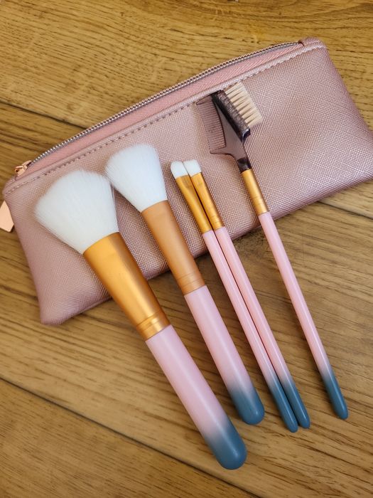 Zestaw pędzli do makijażu Avon w etui