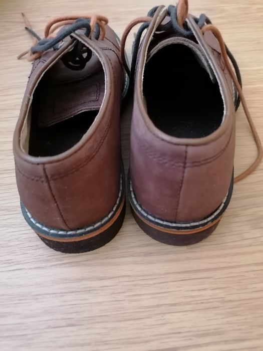 Sapatos novos em pele