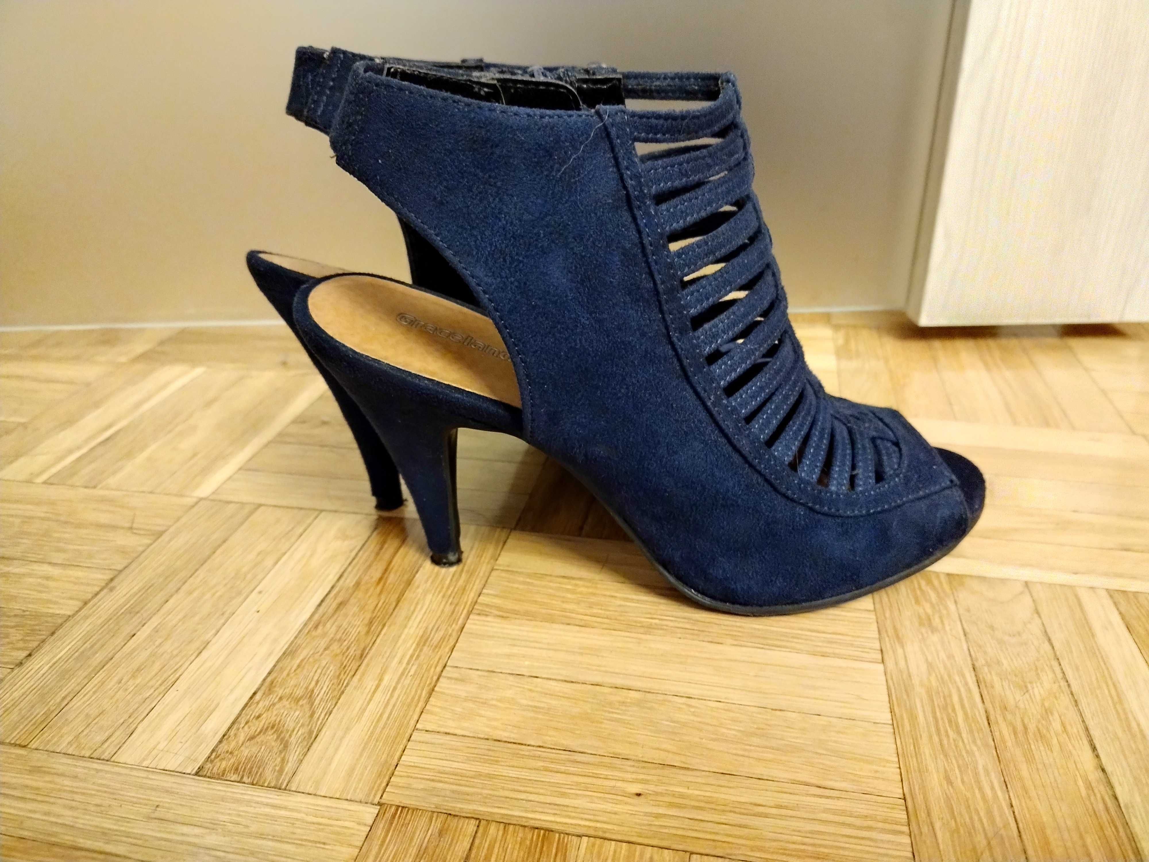 granatowe buty bez palców