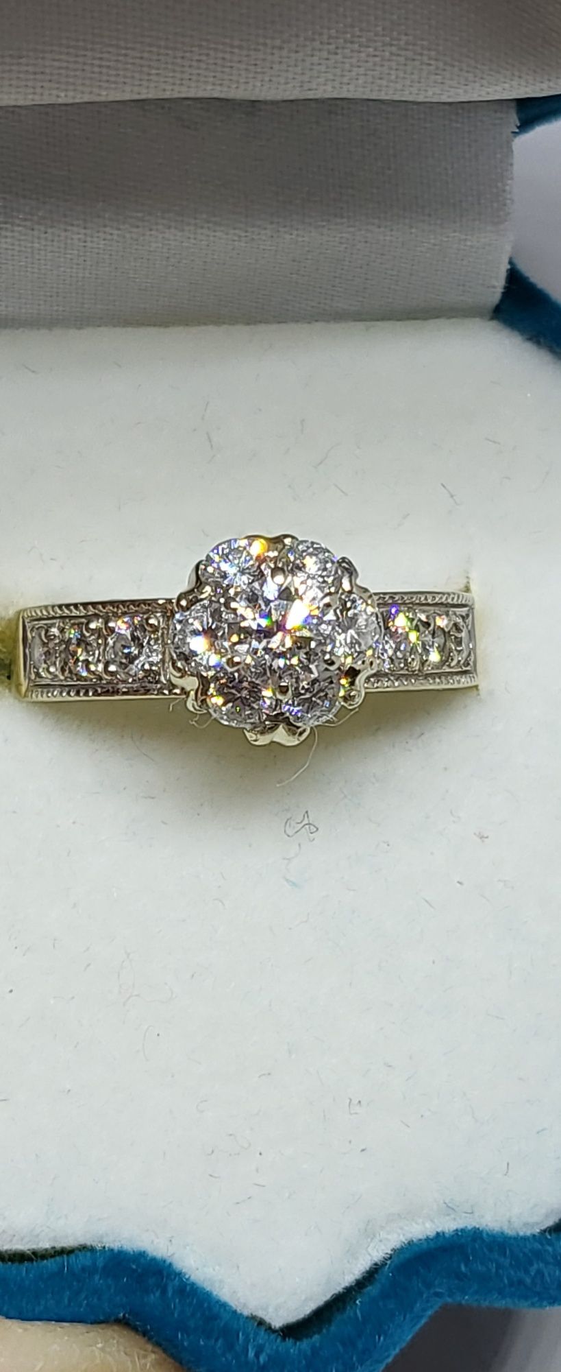 Золотое кольцо с бриллиантами малинка