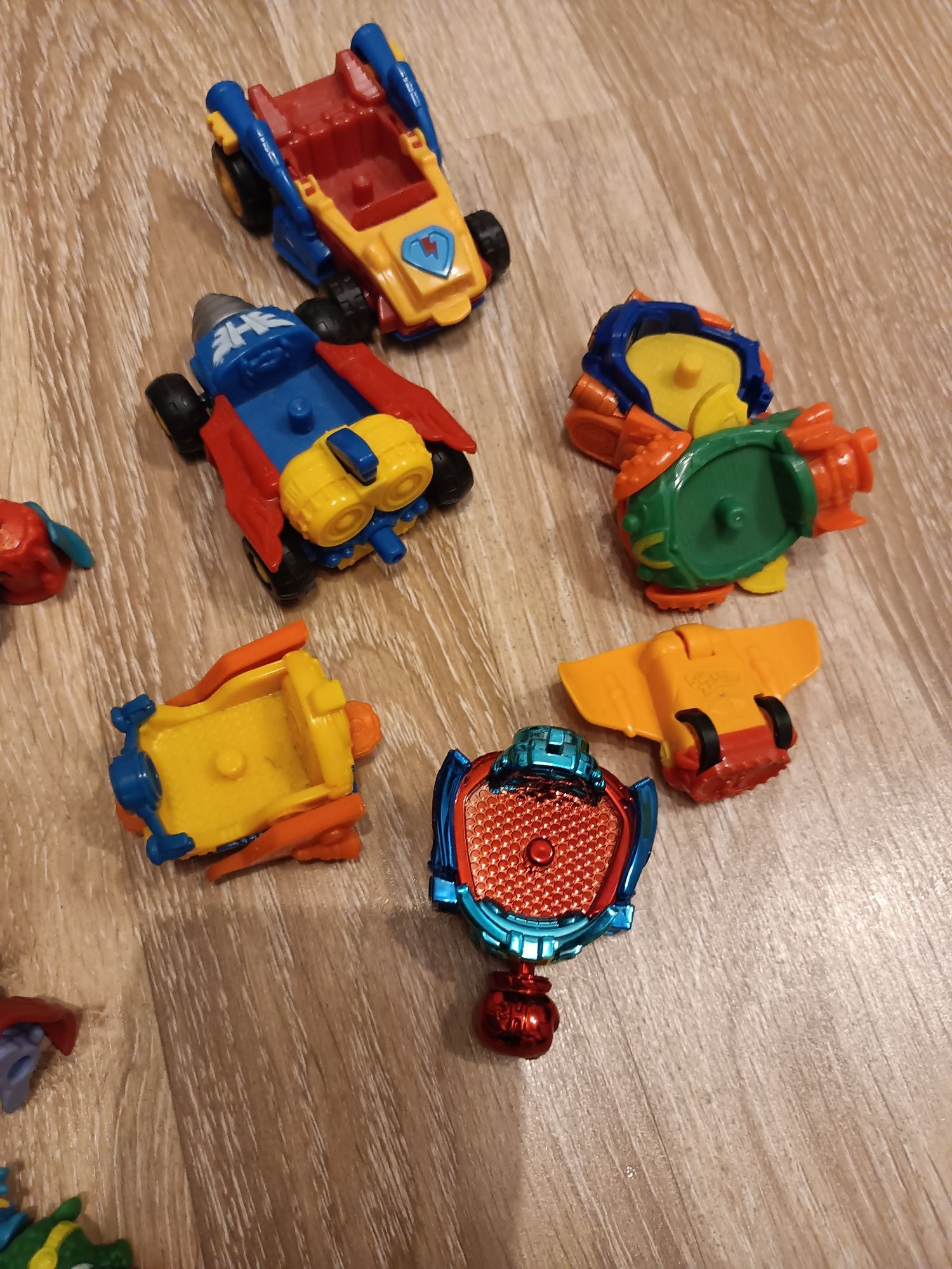 Figurki Super Zings z akcesoriami, 124 sztuki