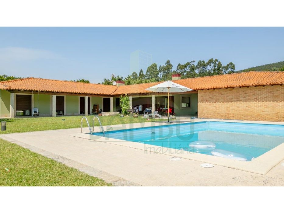 Moradia T4 térrea, com piscina, inserida em terreno com 1.718m2