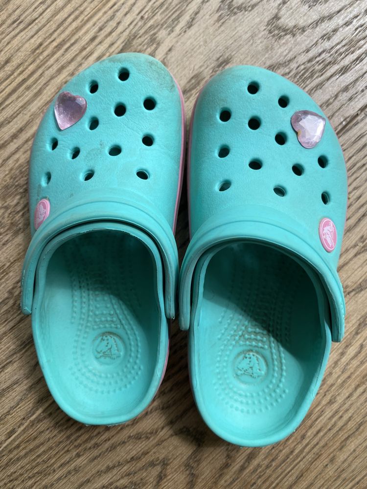 Crocs 10-11 z różowym paskiem