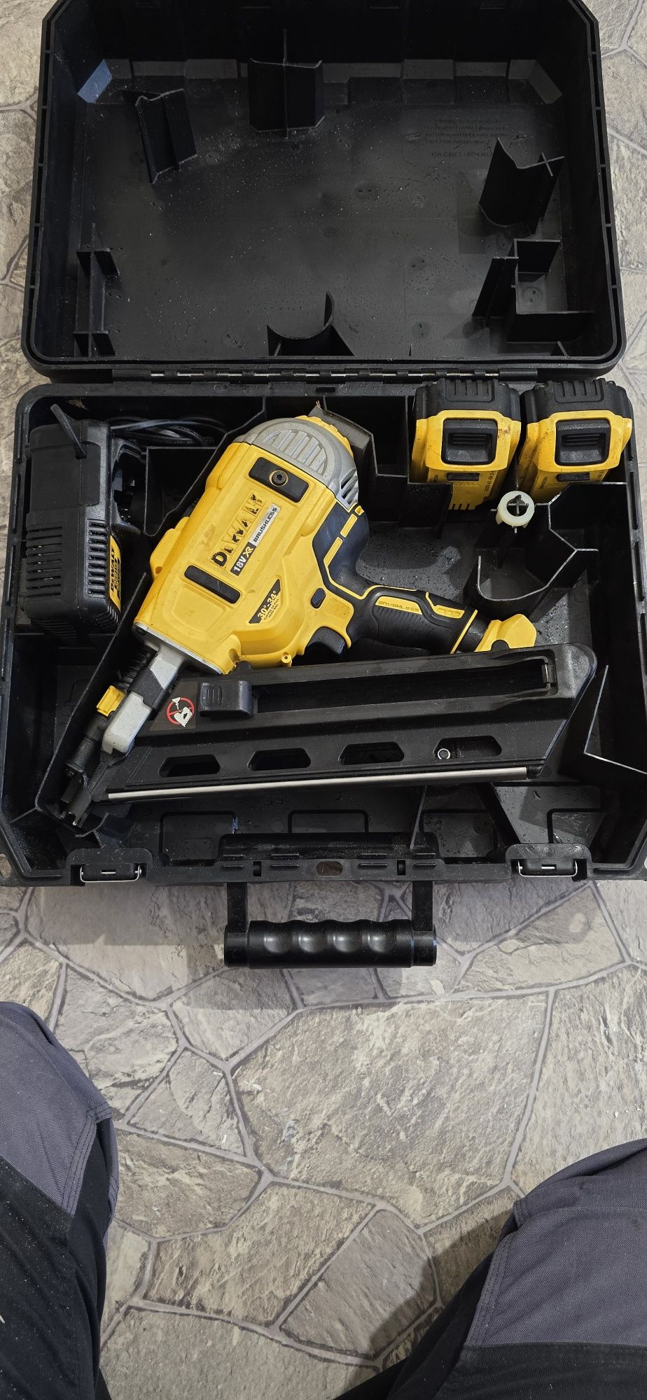Gwoździarka dewalt dcn692