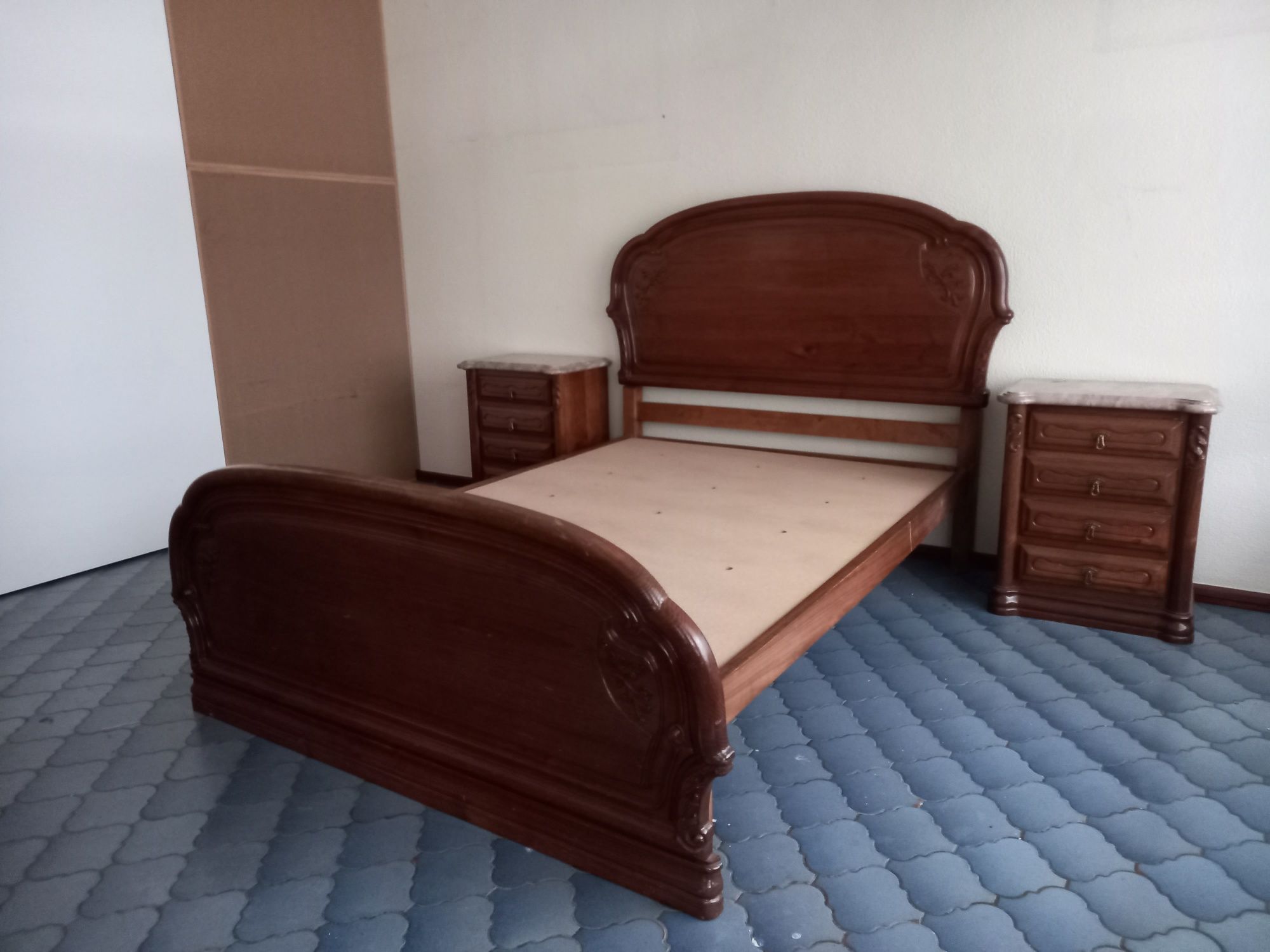 Cama e 2 mesinhas de madeira