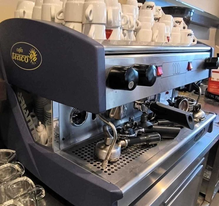 Máquina de café industrial + moinho (oferta de chávenas e pires)