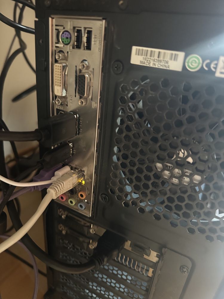 zestaw, komputer pc, nowy monitor i klawiatura,