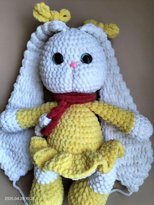 в'язана плюшева іграшка зайка