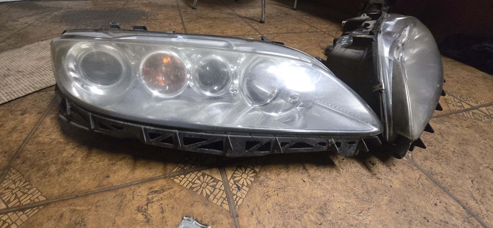 Lampa lampy przód lewa prawa Mazda 6