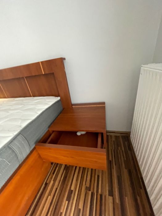 Łóżko dwuosobowe z wygodnym grubym materacem