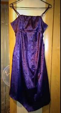 Fioletowa sukienka za kolanko