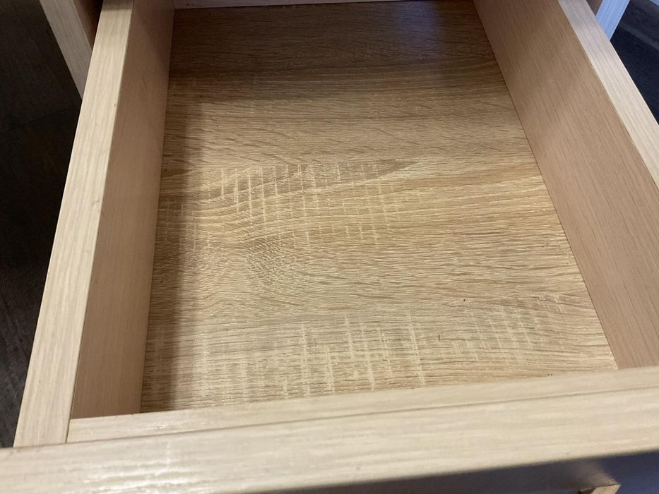 Продам маникюрный стол.