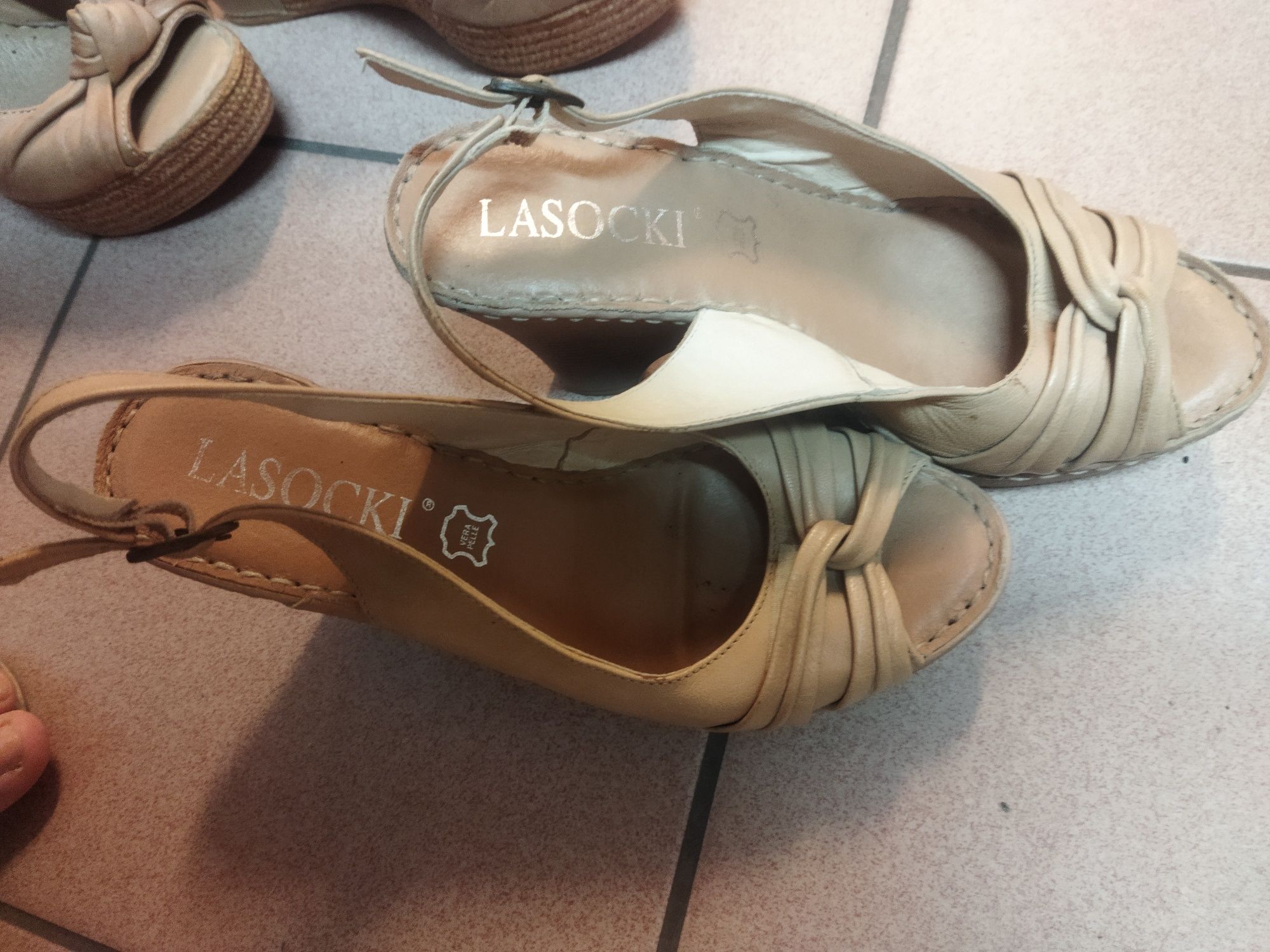 Dwie pary butów marki Lasocki