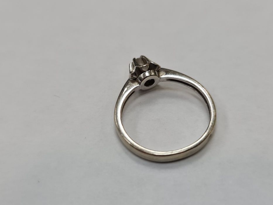 Piękny złoty pierścionek/ 585/ 2.44 gram/ R10 + Brylant ~~ 0.1 CT