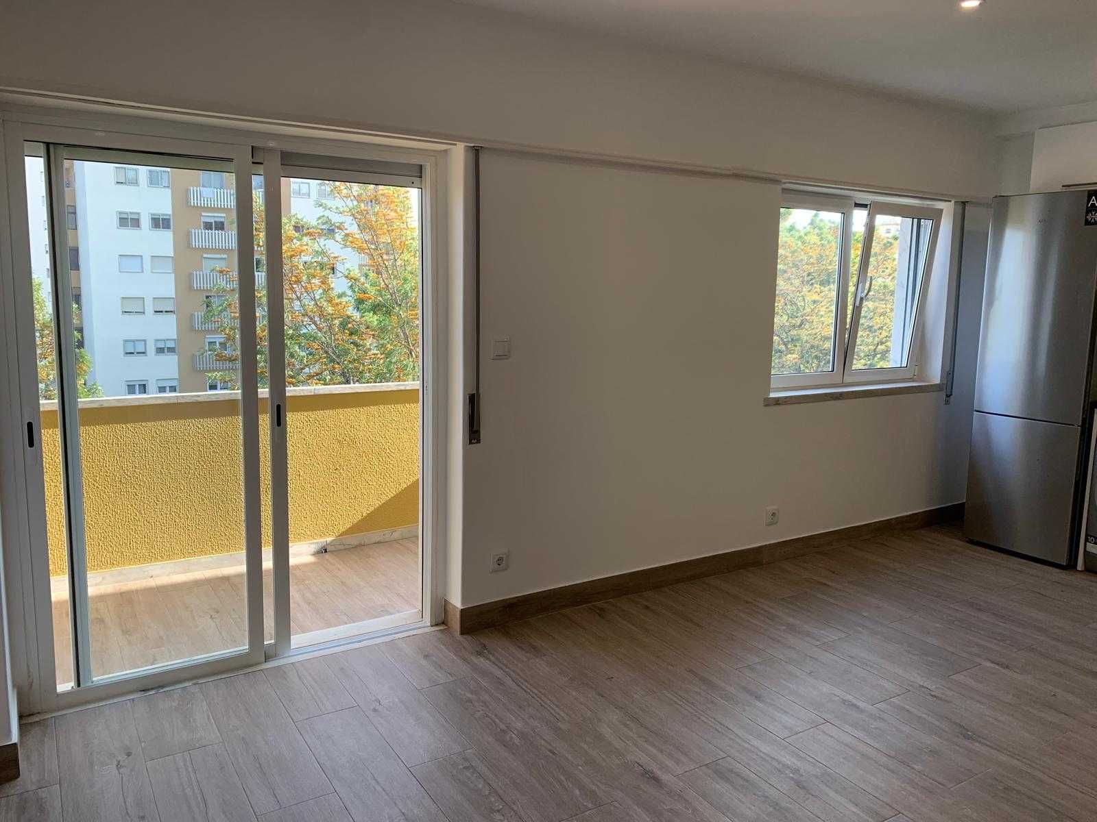 Apartamento T2 com arrecadação - Jardim do Sol / Arroja (Odivelas)