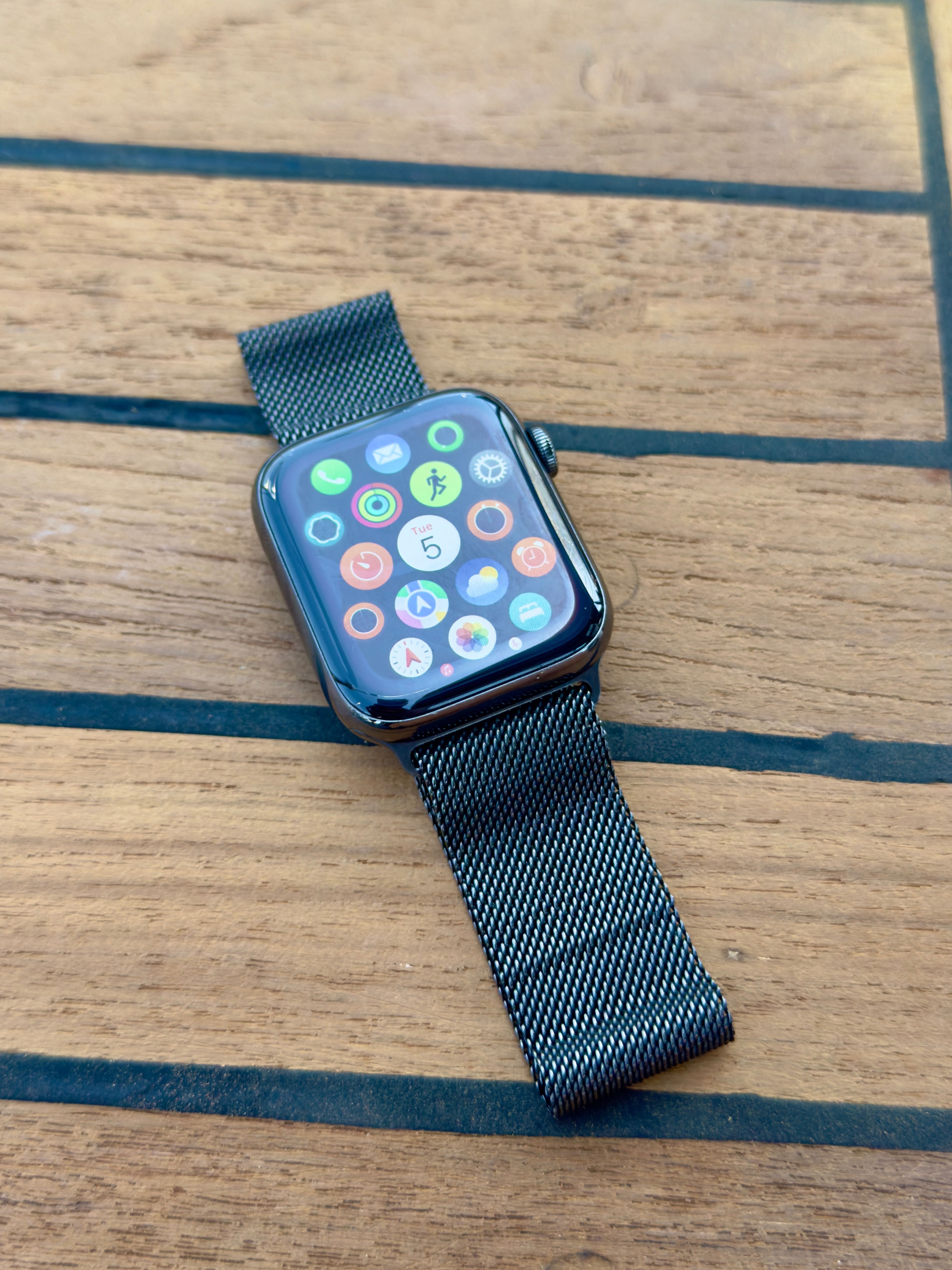 Apple Watch Series 6 – Aço Inoxidável, Cellular, Pulseira Milanese