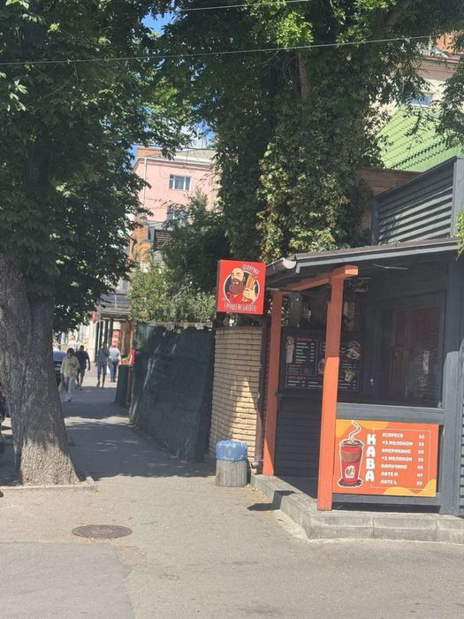 Сдается над дорогой киоск в центре города