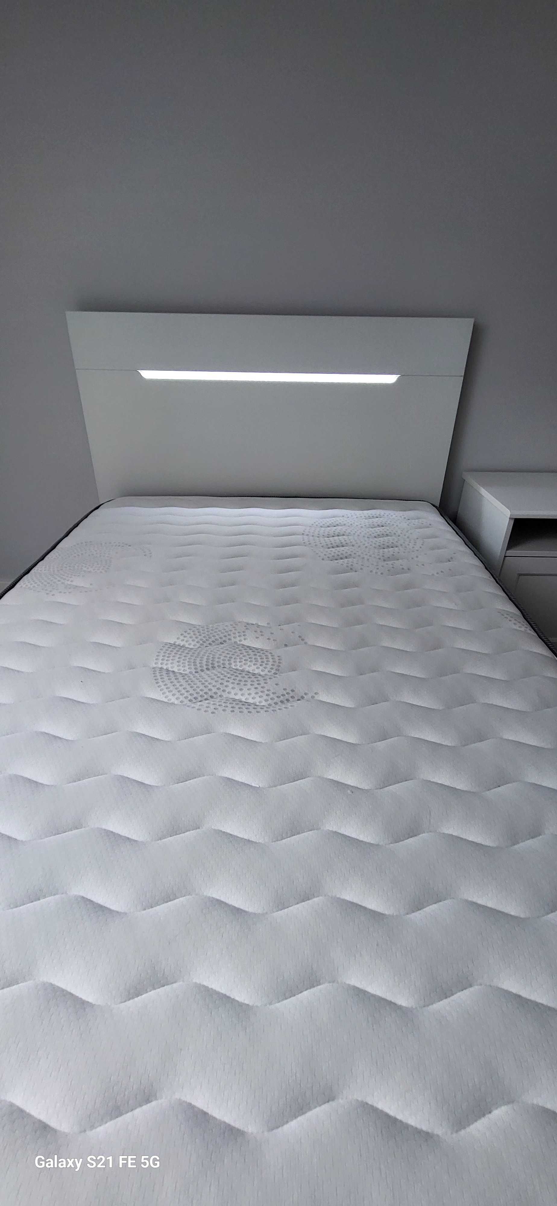 Cama de corpo e meio, lacada branco