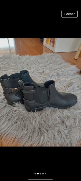 Botas pretas com detalhe em dourado