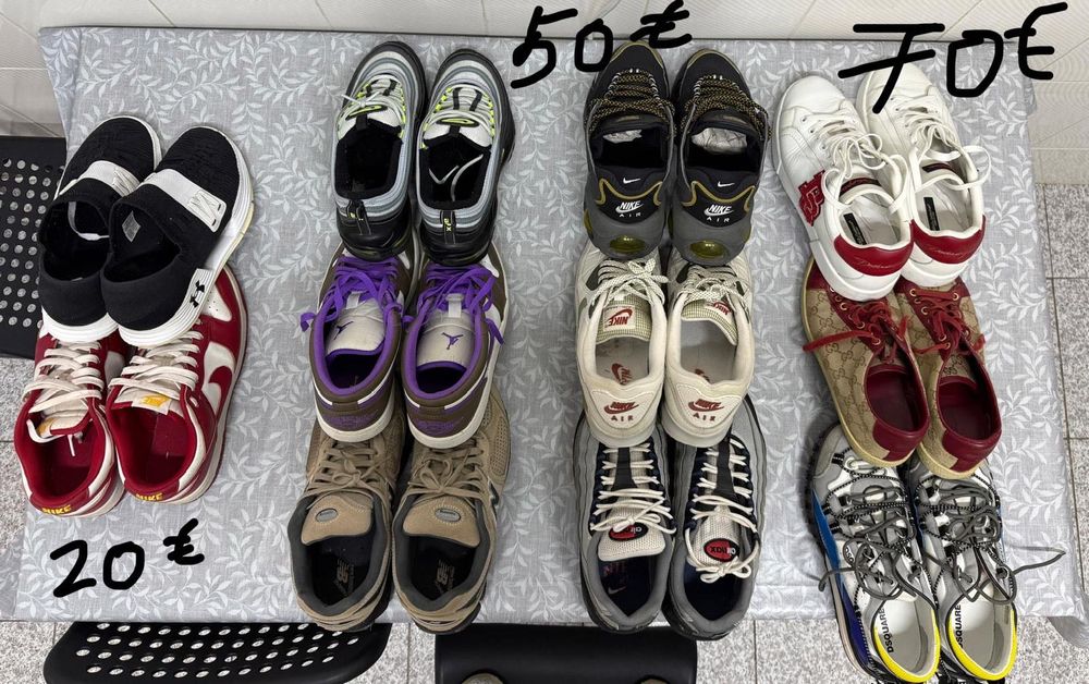 Várias pares de sapatos à venda,