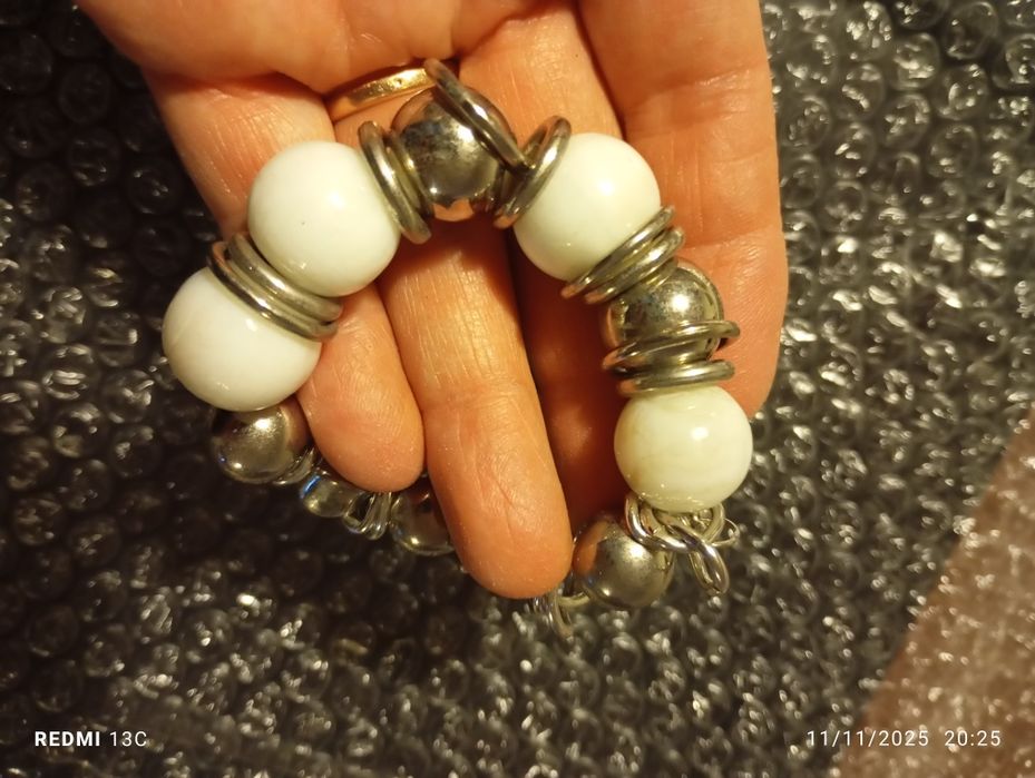 Pulseira branca e prateada