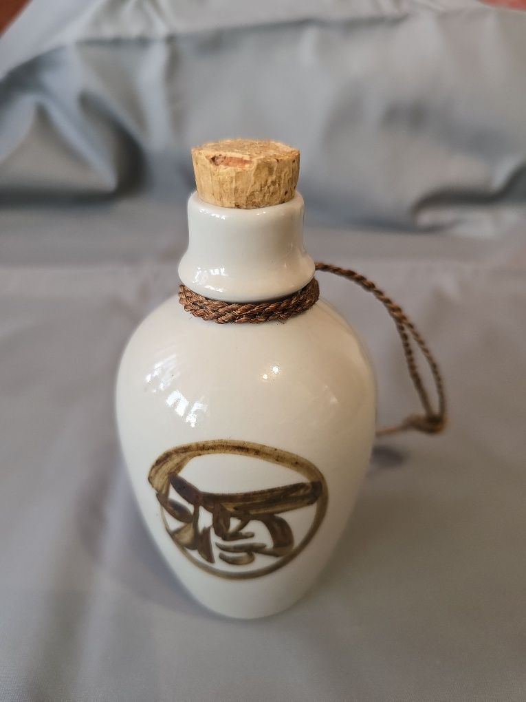 Японская керамическая бутылка для саке