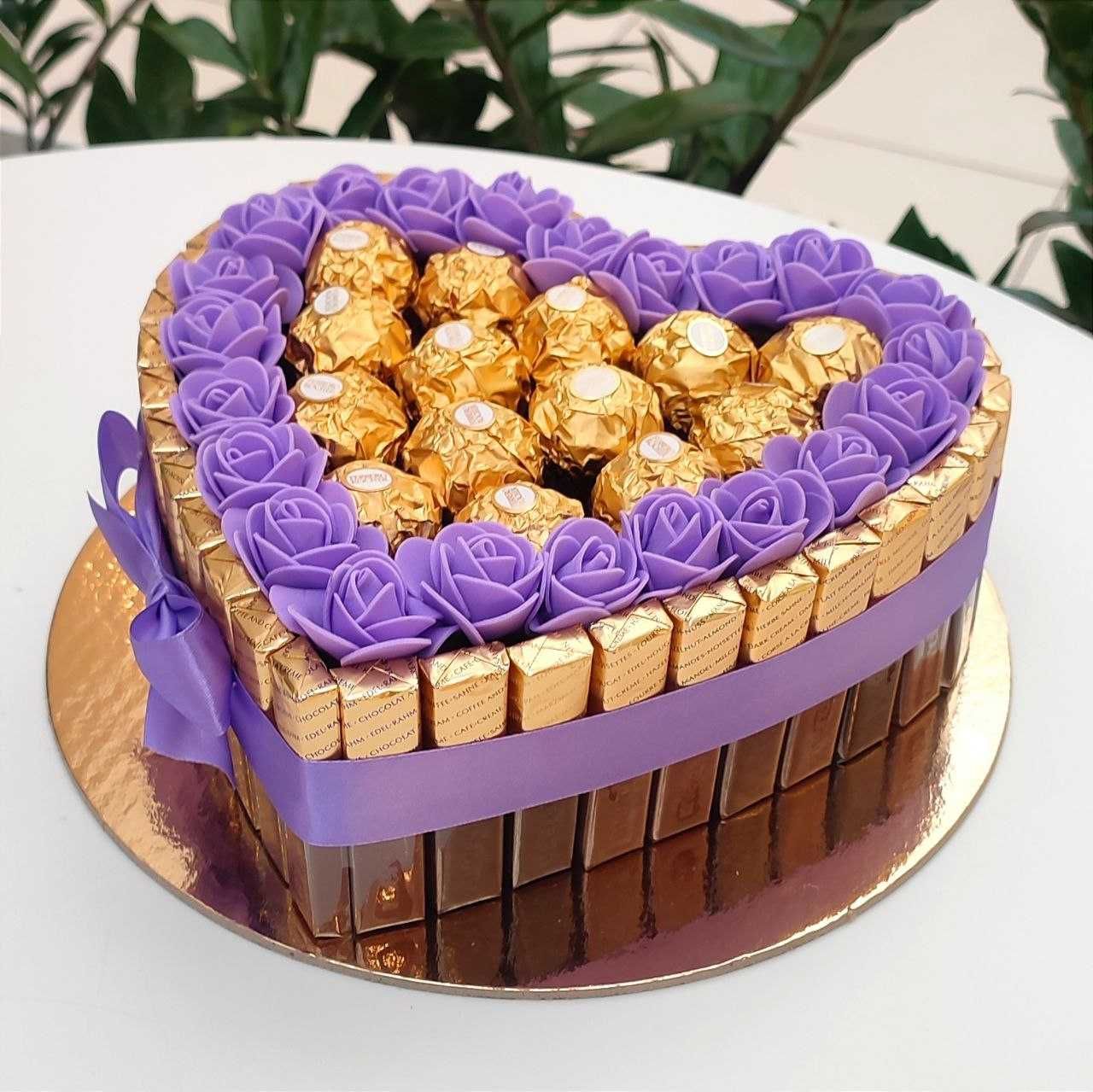 Serce Tort ze słodyczy Ferrero, Merci i róże. Prezent na 35 Urodziny