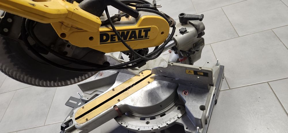 Piła ukośnica Dewalt DW718