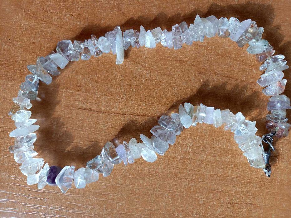 korale i kryształ górski- naszyjniki