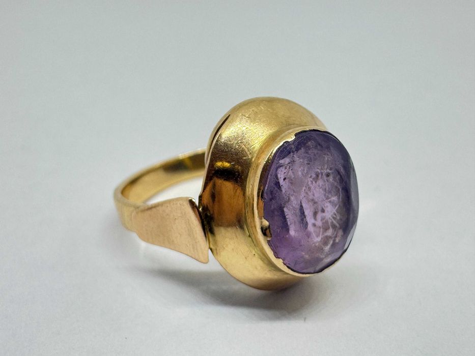 Złoty pierścionek z fioletowym oczkiem pr585 waga 3,45g rozmiar 12